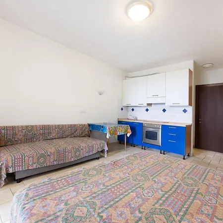 Nisportino Borgo Alloro, Fonte Ed Aida Lejlighed